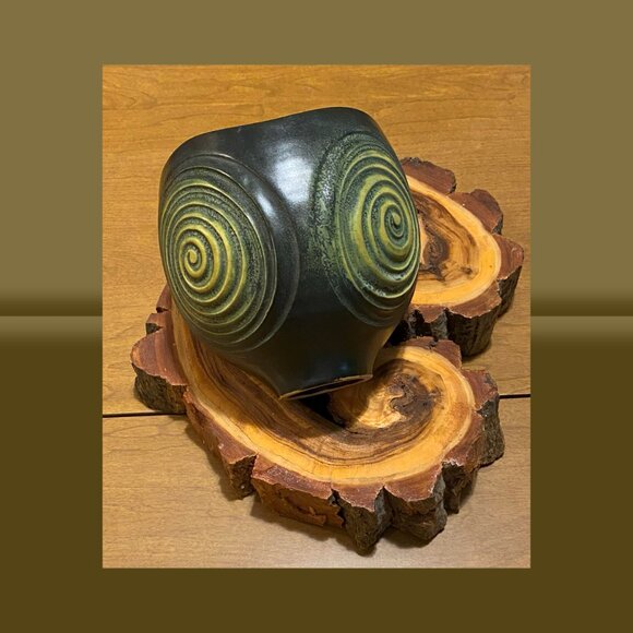 Xiu Yan Earthenware Pot with Raised Spiral Motif - MCM - Picture 1 of 5